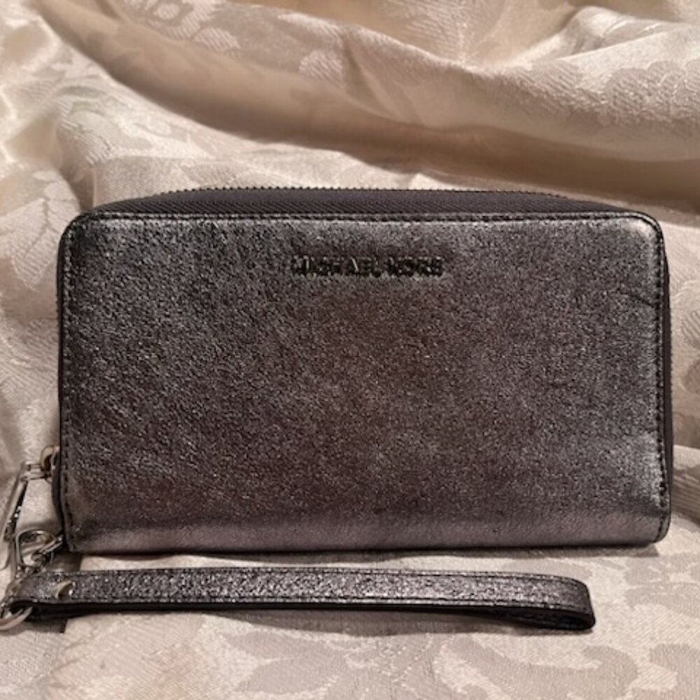 ✨ Michael Kors Silver Wristlet Wallet ✨